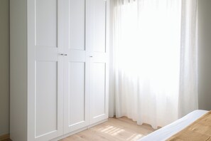 2 Schlafzimmer, Zimmersafe, Schreibtisch, Bügeleisen/Bügelbrett