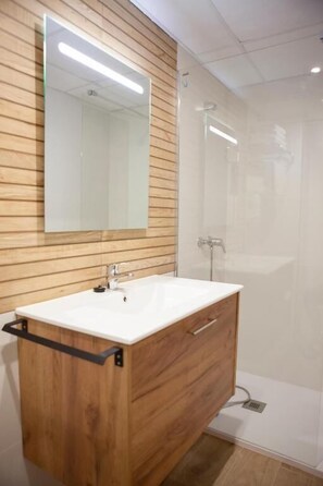 Shower, free toiletries, hair dryer, towels - Pensión Angel (Huelma)
