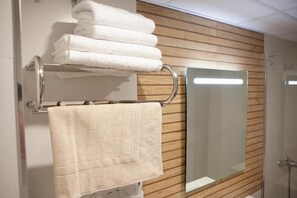 Een douche, gratis toiletartikelen, een haardroger, handdoeken