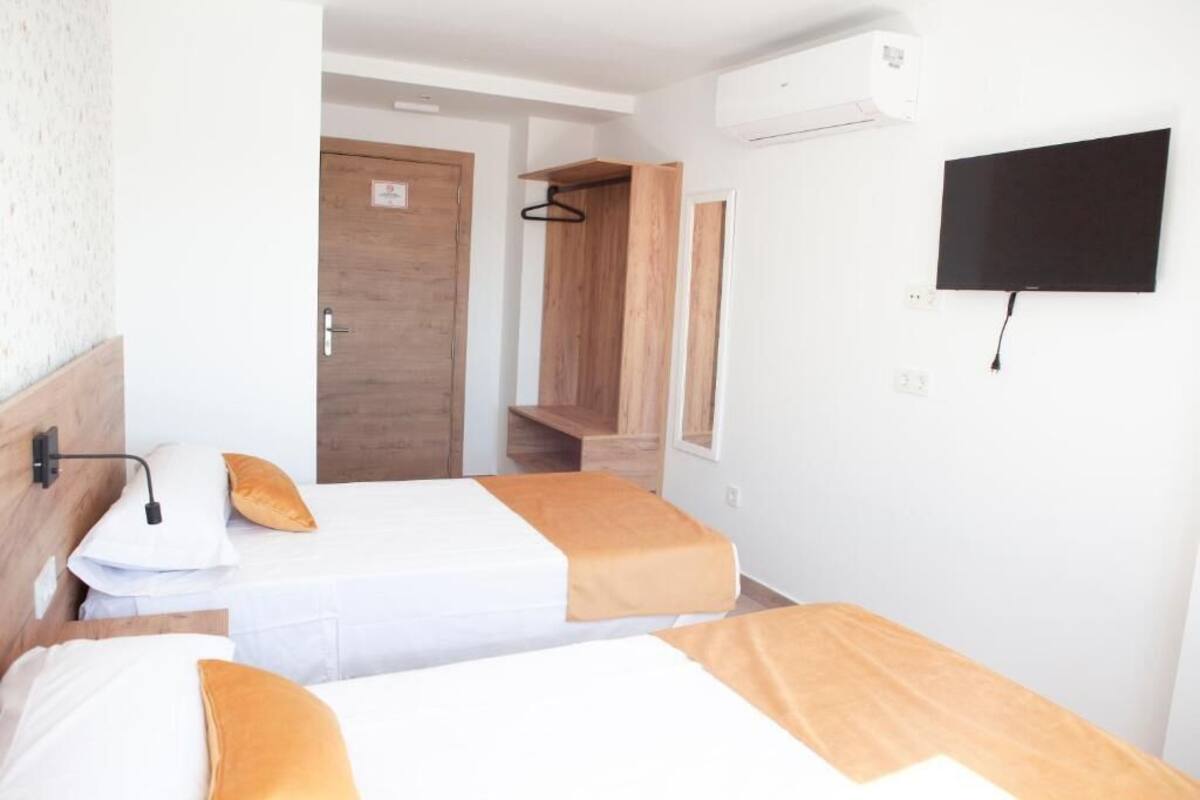 Twin kamer, balkon, uitzicht op bergen | Een bureau, geluiddichte muren, gratis wifi