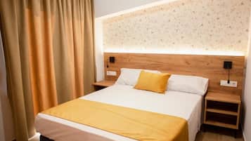 Kamer, 1 twee- of 2 eenpersoonsbedden, 1 queensize bed, rolstoeltoegankelijke douche, niet-roken | Een bureau, geluiddichte muren, gratis wifi