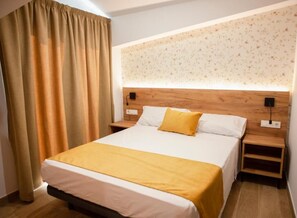 Kamer, 1 twee- of 2 eenpersoonsbedden, 1 queensize bed, rolstoeltoegankelijke douche, niet-roken | Een bureau, geluiddichte muren, gratis wifi