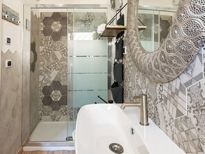 Shower, hair dryer, bidet, towels - Cascall Marì - Two Bedroom Apartment, Sleeps 4 (Alghero)
