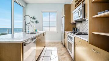 Coffee/tea maker, fridge, microwave, oven