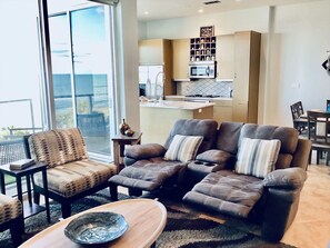 Televisión, futbolito y oficina 