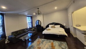 1 bedroom, WiFi, bed sheets - Downtown City Apartment (2–3 Guests) (Bowmanville)