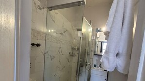 Shower, towels, toilet paper - Downtown City Apartment (2–3 Guests) (Bowmanville)
