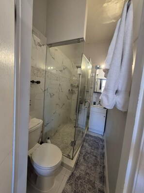 Suihku, pyyhkeet, vessapaperi