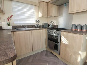 Cookware/dishes/utensils - CG 55 (Rhyl)