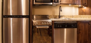 Microondas, horno, placa de cocina y lavavajillas