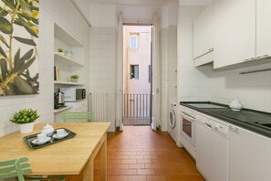Fridge, microwave, oven, stovetop - Luxury Suite in the center of Rome (Roma)