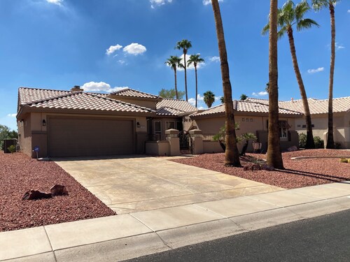 Cozy 1-bedroom large Casita in sunny Sun City West with AC. Beautiful golf view.