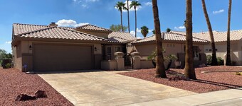 Cozy 1-bedroom large Casita in sunny Sun City West with AC. Beautiful golf view.