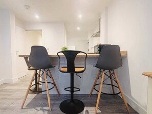 Dining - Modern 2BR apt in Central Penzance • Walk to Sea (Penzance)