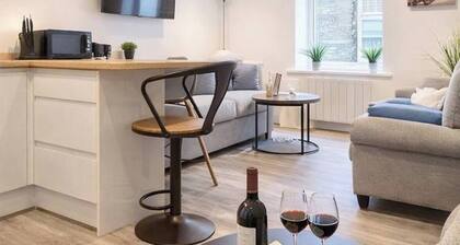 Modern 2BR apt in Central Penzance • Walk to Sea