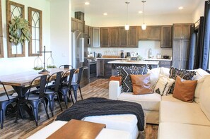 Living area - Peaks & Pines - Sweeping Mountain Views (Columbia Falls)