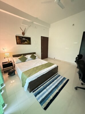 2 bedrooms, desk, iron/ironing board, free WiFi - A modern, artsy 2BHK with a splash of boho charm. (Gaya)