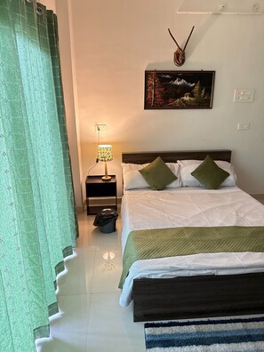 2 bedrooms, desk, iron/ironing board, free WiFi - A modern, artsy 2BHK with a splash of boho charm. (Gaya)
