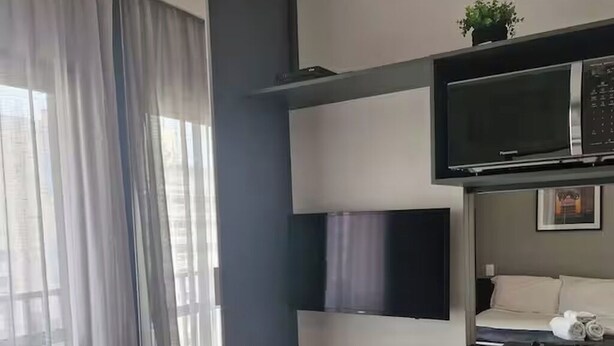 Una habitación moderna con escritorio, silla y armarios empotrados.