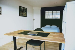 3 habitaciones, escritorio, tabla de planchar con plancha y wifi 