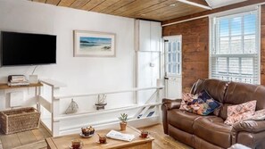 TV, fireplace - Boatman's Cottage Mousehole- Sleeps 4 -Garage (Mousehole)