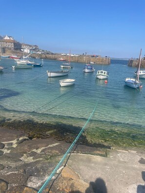 A harbor with boats, clear water, and a rocky shore. - Boatman's Cottage Mousehole- Sleeps 4 -Garage (Mousehole)