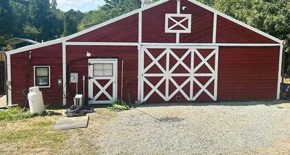 Together Built Farm & Stay - 9.5 acres of bliss!