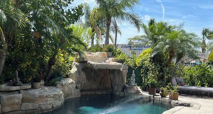 Waterfront Luxury Retreat Pool, Hot Tub, Private Docks, Chefs Kitchen & Elevator