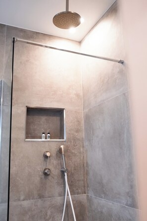 Shower, hair dryer, towels, soap - Amazing ocean front 6-bedroom villa in Grand-Case Saint-Martin (Grand-Case)