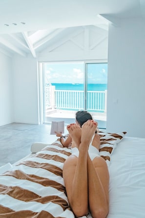 A room with a bed, a window with a view of the sea, and a balcony. - Amazing ocean front 6-bedroom villa in Grand-Case Saint-Martin (Grand-Case)