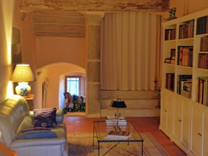 Living area - Bienvenue à la Maison Forte de Chabanolles - Un lieu singulier et authentique (Retournac)