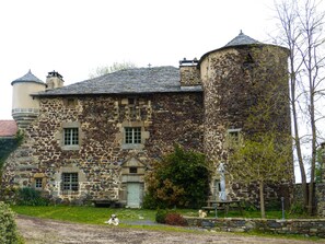 Exterior - Bienvenue à la Maison Forte de Chabanolles - Un lieu singulier et authentique (Retournac)