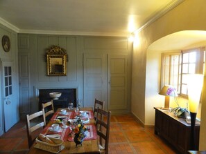 Dining - Bienvenue à la Maison Forte de Chabanolles - Un lieu singulier et authentique (Retournac)