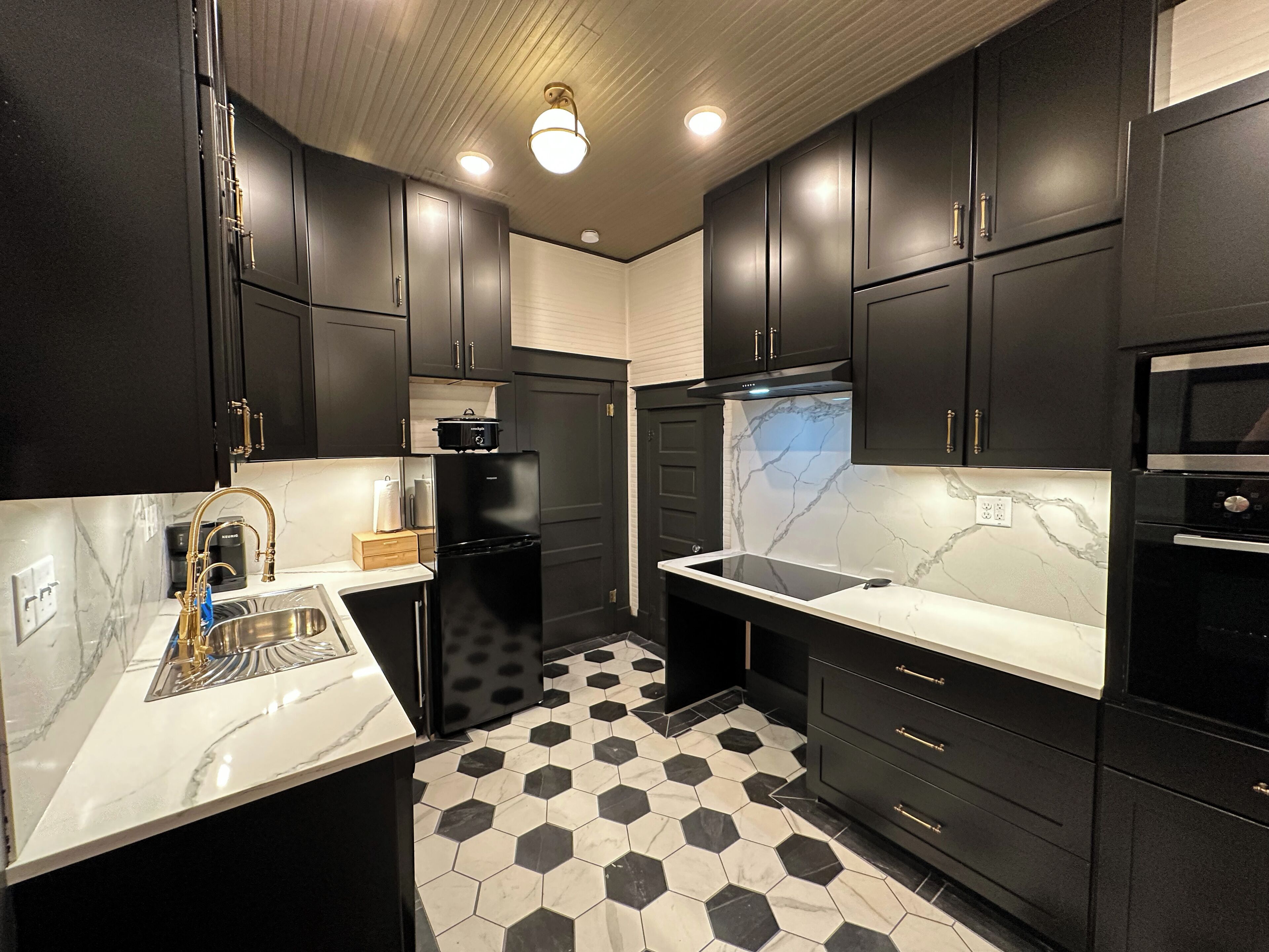 Réfrigérateur, micro-ondes, four, plaque de cuisson