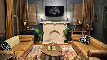 TV connectée, table de tennis de table, livres