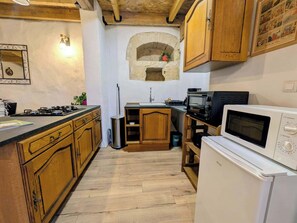 Microondas, horno, placa de cocina y lavavajillas