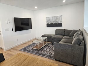 TV - Luxury 2BR Suite • Near Children’s Hospital & COP (Calgary)