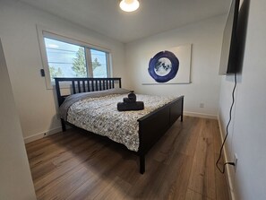2 bedrooms, WiFi - Luxury 2BR Suite • Near Children’s Hospital & COP (Calgary)