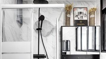 Shower, hair dryer, towels