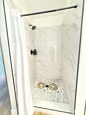 Hair dryer, towels, soap, toilet paper - A gorgeous and Spacious 4-bedroom house with swimming Pool & BBQ in Las Vegas (Las Vegas)