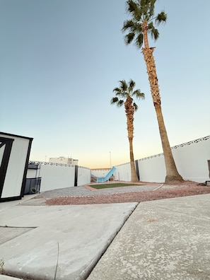 Property grounds - A gorgeous and Spacious 4-bedroom house with swimming Pool & BBQ in Las Vegas (Las Vegas)