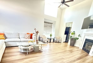 TV, fireplace - A gorgeous and Spacious 4-bedroom house with swimming Pool & BBQ in Las Vegas (Las Vegas)