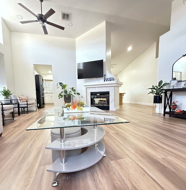 Dining - A gorgeous and Spacious 4-bedroom house with swimming Pool & BBQ in Las Vegas (Las Vegas)