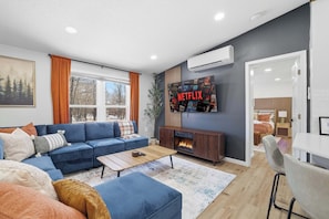 Fernseher, Kamin, Videospiele, Tischfußball
