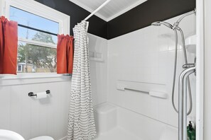 Dusche, Haartrockner, Handtücher, Seife