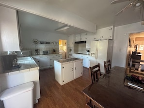 Refrigerador, microondas, horno, placa de cocina