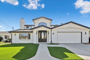 Exterior - Game On! 4BR/ 4B Luxe Retreat w/ Endless Games & Photo Fun (San Diego)
