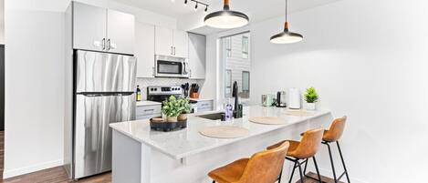 Kjøleskap, mikrobølgeovn, ovn og kokeplater