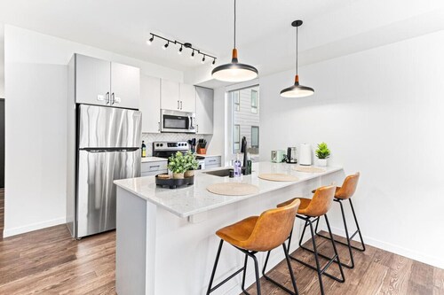 Stylish 2BR Condo | Uptown Area, Gym & Parking NEW