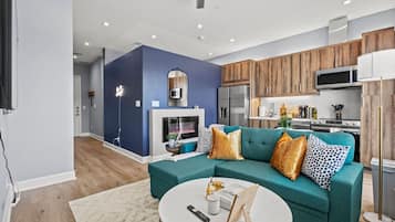 Televisión, chimenea y estéreo